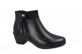 Amplía tu armario con unos nuevos botines negros de Laura Azaña
